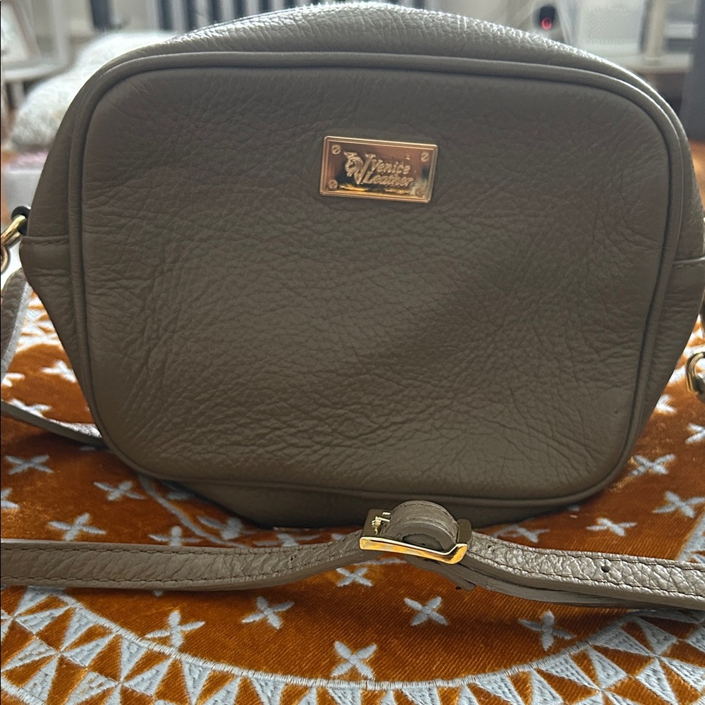 Vera Pelle Olive Crossbody Bag